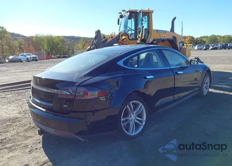 2013 Tesla Model S z USA, uszkodzony, nr VIN 5YJSA1AG7DFP11063